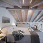 Newly Renovated 1730\'S Venetian Loft