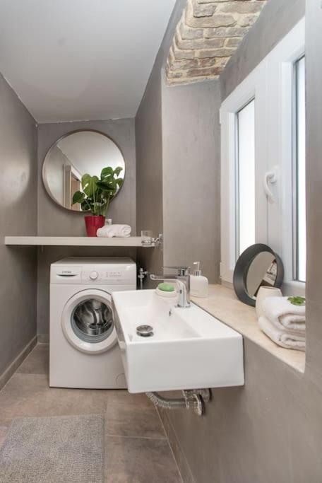 Newly Renovated 1730's Venetian Loft *